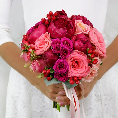 

БУКЕТ МАРКЕТ ДАРИТЕ С УДОВОЛЬСТВИЕМ Букет из пионов, роз, гиперикума и эвкалипта, Букет из пионов, роз, гиперикума и эвкалипта