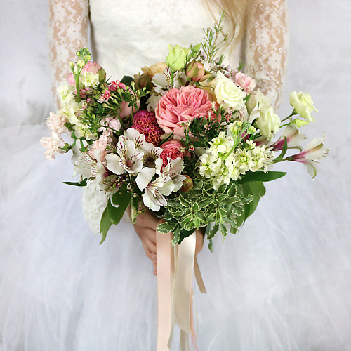 

БУКЕТ МАРКЕТ ДАРИТЕ С УДОВОЛЬСТВИЕМ Букет невесты роз, лизиантуса и маттиолы, Букет невесты роз, лизиантуса и маттиолы