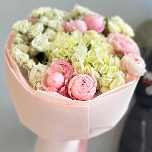 

CHALET GREEN Авторский букет из гортензии, кустовой пионовидной розой Сильва Пинк, Авторский букет из гортензии, кустовой пионовидной розой Сильва Пинк