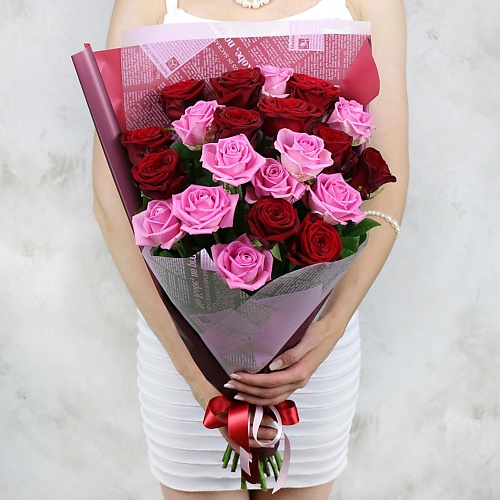 

БУКЕТ МАРКЕТ ДАРИТЕ С УДОВОЛЬСТВИЕМ Букет из 21 красных и малиновых роз Россия 60 см., Букет из 21 красных и малиновых роз Россия 60 см.