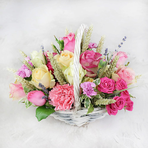 

БУКЕТ МАРКЕТ ДАРИТЕ С УДОВОЛЬСТВИЕМ Композиция из роз гвоздик и лаванды в корзине, Композиция из роз гвоздик и лаванды в корзине