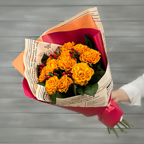 

БУКЕТ МАРКЕТ ДАРИТЕ С УДОВОЛЬСТВИЕМ Букет из оранжевых роз и гиперикума, Букет из оранжевых роз и гиперикума