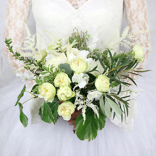 

БУКЕТ МАРКЕТ ДАРИТЕ С УДОВОЛЬСТВИЕМ Букет невесты из роз, белых пионов и астильбы, Букет невесты из роз, белых пионов и астильбы