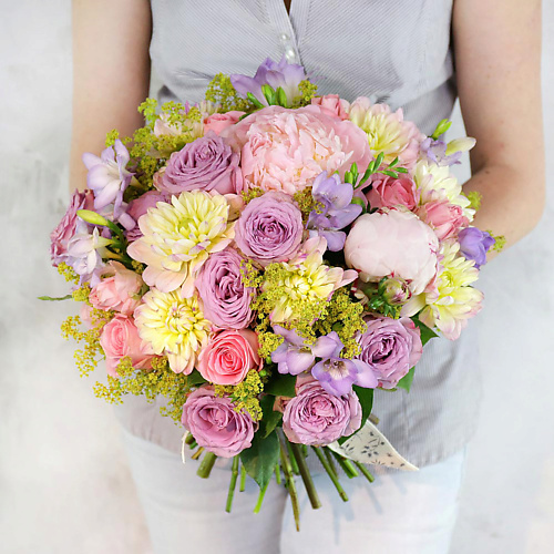 

БУКЕТ МАРКЕТ ДАРИТЕ С УДОВОЛЬСТВИЕМ Нежный букет из пионов, роз и фрезий, Нежный букет из пионов, роз и фрезий