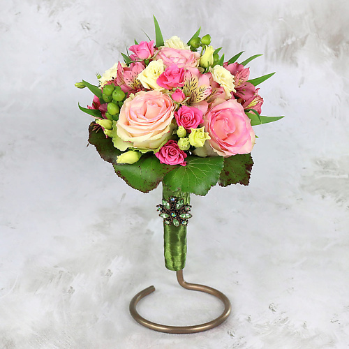 

БУКЕТ МАРКЕТ ДАРИТЕ С УДОВОЛЬСТВИЕМ Букет невесты из альстромерии, гиперикума и роз, Букет невесты из альстромерии, гиперикума и роз