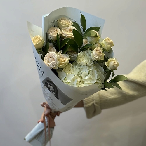 

CHALET GREEN Букет из гортензии, кустовых кремовых роз и рускуса, Букет из гортензии, кустовых кремовых роз и рускуса