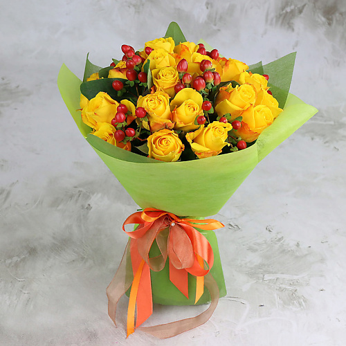 

БУКЕТ МАРКЕТ ДАРИТЕ С УДОВОЛЬСТВИЕМ Букет из желтых роз и гиперикума в упаковке, Букет из желтых роз и гиперикума в упаковке