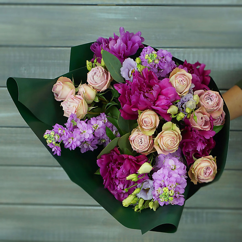 

БУКЕТ МАРКЕТ ДАРИТЕ С УДОВОЛЬСТВИЕМ Букет из пионов, роз и маттиолы, Букет из пионов, роз и маттиолы