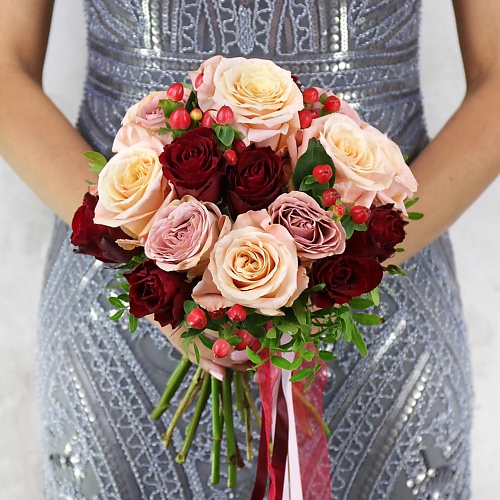 

БУКЕТ МАРКЕТ ДАРИТЕ С УДОВОЛЬСТВИЕМ Букет из роз, гиперикума и фисташки, Букет из роз, гиперикума и фисташки