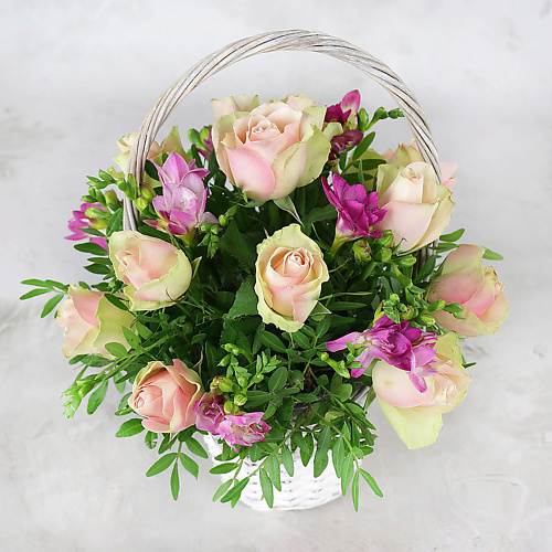 

БУКЕТ МАРКЕТ ДАРИТЕ С УДОВОЛЬСТВИЕМ 15 зелено-розовых роз, фрезии и листьев фисташки в корзине, 15 зелено-розовых роз, фрезии и листьев фисташки в корзине