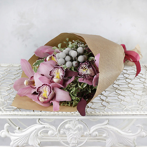 

БУКЕТ МАРКЕТ ДАРИТЕ С УДОВОЛЬСТВИЕМ Букет из орхидеи, листьев питтоспорума и брунии, Букет из орхидеи, листьев питтоспорума и брунии