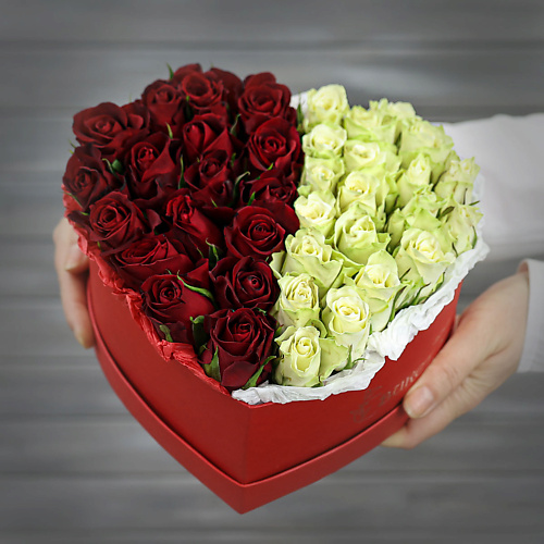 

БУКЕТ МАРКЕТ ДАРИТЕ С УДОВОЛЬСТВИЕМ Композиция в сердце из красных и белых роз, Композиция в сердце из красных и белых роз