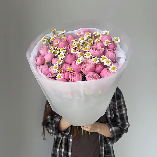 

CHALET GREEN Букет из кустовых роз ягодного цвета и ромашек в размере М, Букет из кустовых роз ягодного цвета и ромашек в размере М