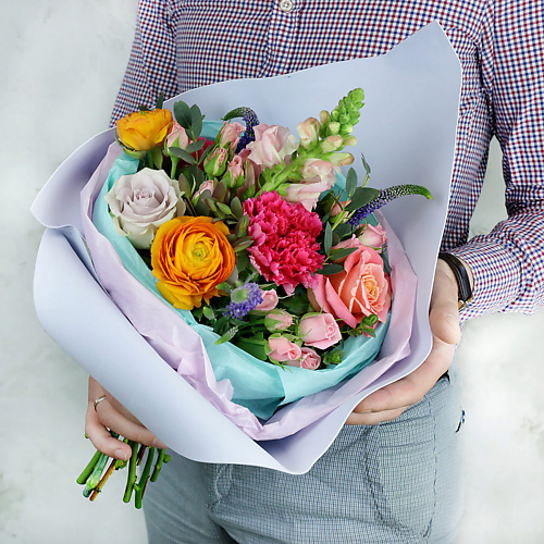 

БУКЕТ МАРКЕТ ДАРИТЕ С УДОВОЛЬСТВИЕМ Авторский букет из роз, ранункулюса и вероники, Авторский букет из роз, ранункулюса и вероники