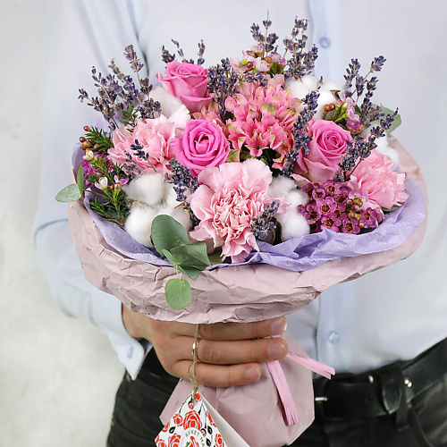 

БУКЕТ МАРКЕТ ДАРИТЕ С УДОВОЛЬСТВИЕМ Стильный букет из роз и гвоздик с лавандой и хлопком, Стильный букет из роз и гвоздик с лавандой и хлопком