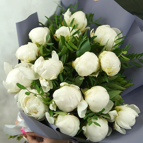 

БУКЕТ МАРКЕТ ДАРИТЕ С УДОВОЛЬСТВИЕМ Букет из 15 белых пионов с листьями фисташки, Букет из 15 белых пионов с листьями фисташки