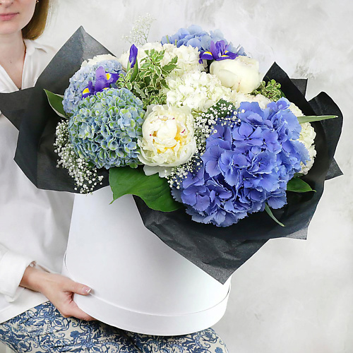 

БУКЕТ МАРКЕТ ДАРИТЕ С УДОВОЛЬСТВИЕМ Композиция из гортензий, пионов, ирисов в коробке, Композиция из гортензий, пионов, ирисов в коробке