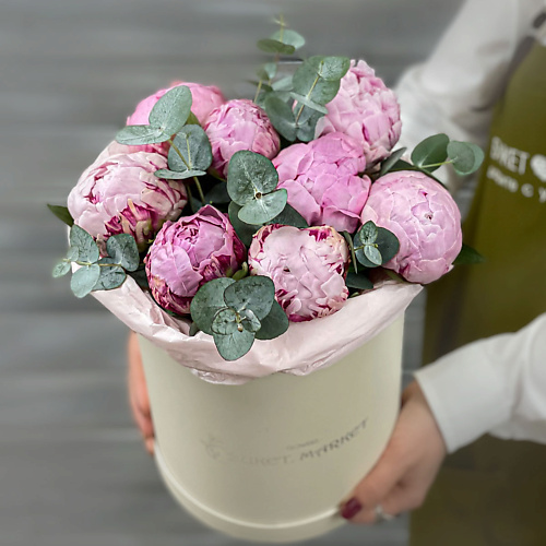 

БУКЕТ МАРКЕТ ДАРИТЕ С УДОВОЛЬСТВИЕМ Композиция в шляпной коробке из пионов и листьев эвкалипта, Композиция в шляпной коробке из пионов и листьев эвкалипта