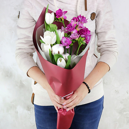 

БУКЕТ МАРКЕТ ДАРИТЕ С УДОВОЛЬСТВИЕМ Букет из фрезий, тюльпанов и хлопка, Букет из фрезий, тюльпанов и хлопка