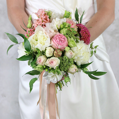 

БУКЕТ МАРКЕТ ДАРИТЕ С УДОВОЛЬСТВИЕМ Букет невесты из роз, целозии и пионов, Букет невесты из роз, целозии и пионов