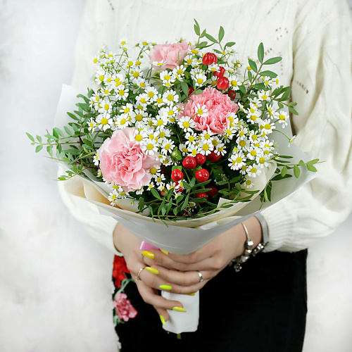 

БУКЕТ МАРКЕТ ДАРИТЕ С УДОВОЛЬСТВИЕМ Букет из ромашки, гвоздик и гиперикума, Букет из ромашки, гвоздик и гиперикума