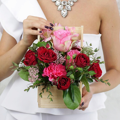 

БУКЕТ МАРКЕТ ДАРИТЕ С УДОВОЛЬСТВИЕМ Композиция из роз, гвоздики и альстромерии в ящике, Композиция из роз, гвоздики и альстромерии в ящике