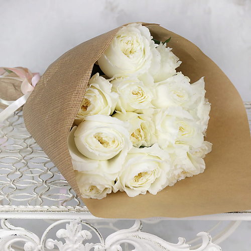 

БУКЕТ МАРКЕТ ДАРИТЕ С УДОВОЛЬСТВИЕМ Букет из 15 белых пионовидных роз Александра в крафте, Букет из 15 белых пионовидных роз Александра в крафте