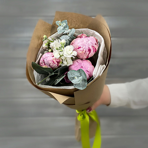

БУКЕТ МАРКЕТ ДАРИТЕ С УДОВОЛЬСТВИЕМ Букет из розовых пионов с маттиолой, Букет из розовых пионов с маттиолой