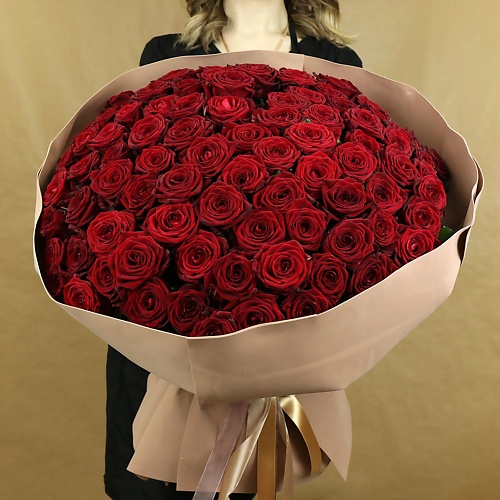 

БУКЕТ МАРКЕТ ДАРИТЕ С УДОВОЛЬСТВИЕМ Букет из 101 красной розы в упаковке Россия 60 см., Букет из 101 красной розы в упаковке Россия 60 см.