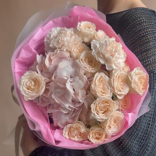 

CHALET GREEN Кремовый букет с пионовидными розами, гортензией и гвоздиками, Кремовый букет с пионовидными розами, гортензией и гвоздиками