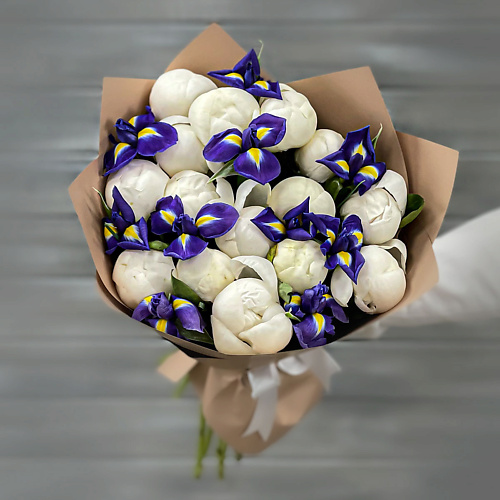 

БУКЕТ МАРКЕТ ДАРИТЕ С УДОВОЛЬСТВИЕМ Букет из белых пионов и ирисов, Букет из белых пионов и ирисов