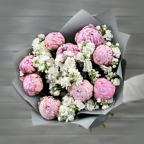 

БУКЕТ МАРКЕТ ДАРИТЕ С УДОВОЛЬСТВИЕМ Букет из розовых пионов и белой маттиолы, Букет из розовых пионов и белой маттиолы