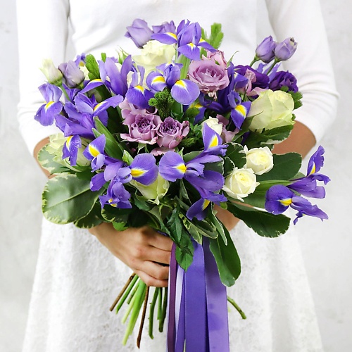 

БУКЕТ МАРКЕТ ДАРИТЕ С УДОВОЛЬСТВИЕМ Букет из ирисов, роз, лизиантуса и капса, Букет из ирисов, роз, лизиантуса и капса