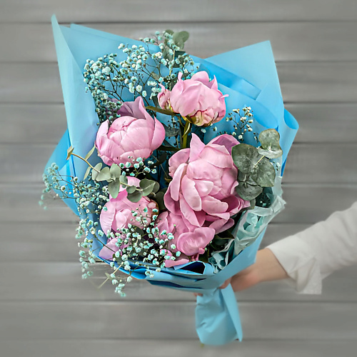 

БУКЕТ МАРКЕТ ДАРИТЕ С УДОВОЛЬСТВИЕМ Букет из розовых пионов и гипсофилы, Букет из розовых пионов и гипсофилы