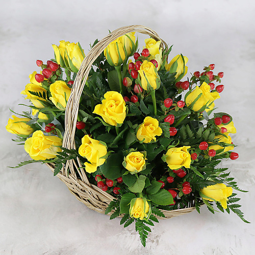 

БУКЕТ МАРКЕТ ДАРИТЕ С УДОВОЛЬСТВИЕМ Композиция из 25 желтых роз и гиперикума в корзине, Композиция из 25 желтых роз и гиперикума в корзине