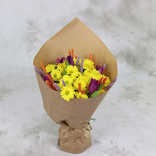 

БУКЕТ МАРКЕТ ДАРИТЕ С УДОВОЛЬСТВИЕМ Букет из кустовой хризантемы и тюльпанов в крафте, Букет из кустовой хризантемы и тюльпанов в крафте