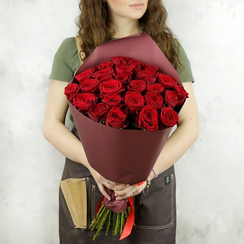 

БУКЕТ МАРКЕТ ДАРИТЕ С УДОВОЛЬСТВИЕМ 25 красных роз в упаковке Россия 60 см., 25 красных роз в упаковке Россия 60 см.