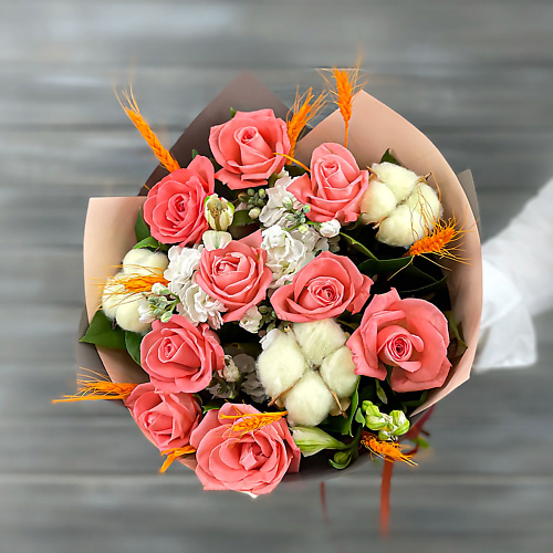

БУКЕТ МАРКЕТ ДАРИТЕ С УДОВОЛЬСТВИЕМ Букет из коралловых роз, хлопка и маттиолы, Букет из коралловых роз, хлопка и маттиолы