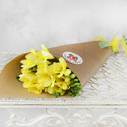 

БУКЕТ МАРКЕТ ДАРИТЕ С УДОВОЛЬСТВИЕМ Букет из 7 фрезий в крафте, Букет из 7 фрезий в крафте