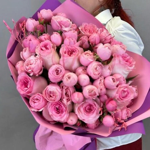 

CHALET GREEN Букет с кустовыми пионовидными розами и лимониумом, Букет с кустовыми пионовидными розами и лимониумом