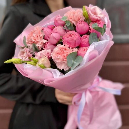 

CHALET GREEN Розовый букет из пионовидных кустовых роз и диантусов, Розовый букет из пионовидных кустовых роз и диантусов