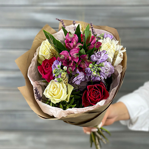

БУКЕТ МАРКЕТ ДАРИТЕ С УДОВОЛЬСТВИЕМ Букет из роз и маттиолы, Букет из роз и маттиолы
