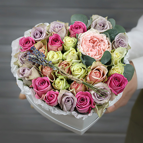 

БУКЕТ МАРКЕТ ДАРИТЕ С УДОВОЛЬСТВИЕМ Композиция в сердце из разноцветных роз лавандой, Композиция в сердце из разноцветных роз лавандой