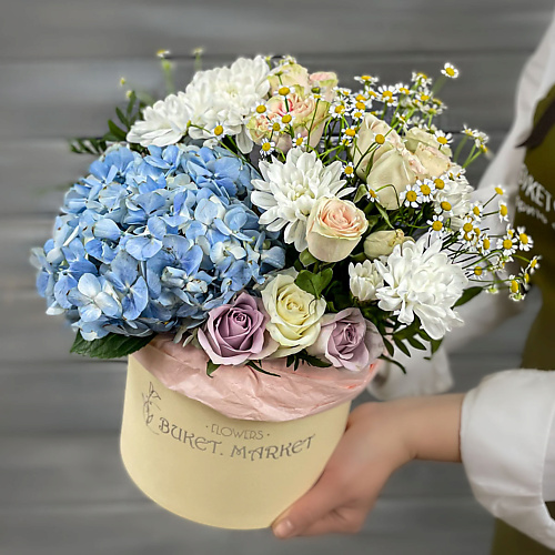 

БУКЕТ МАРКЕТ ДАРИТЕ С УДОВОЛЬСТВИЕМ Гортензия, хризантемы и розы в шляпной коробке, Гортензия, хризантемы и розы в шляпной коробке