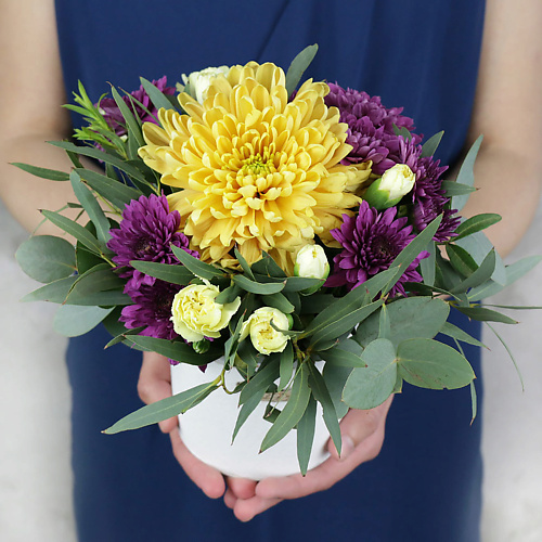 

БУКЕТ МАРКЕТ ДАРИТЕ С УДОВОЛЬСТВИЕМ Композиция из гвоздик, хризантем и листьев эвкалипта, Композиция из гвоздик, хризантем и листьев эвкалипта