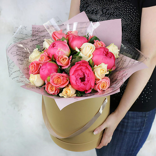 

БУКЕТ МАРКЕТ ДАРИТЕ С УДОВОЛЬСТВИЕМ Композиция из розовых пионов и роз в шляпной коробке, Композиция из розовых пионов и роз в шляпной коробке