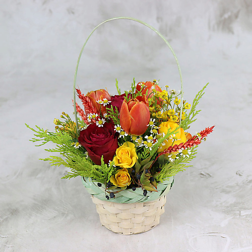 

БУКЕТ МАРКЕТ ДАРИТЕ С УДОВОЛЬСТВИЕМ Маленькая корзина с розами, тюльпанами и ромашками, Маленькая корзина с розами, тюльпанами и ромашками