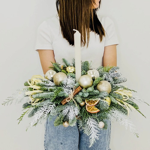 

ЛЭТУАЛЬ FLOWERS Новогодняя композиция из нобилиса со свечой и декором Блеск свечи, Новогодняя композиция из нобилиса со свечой и декором Блеск свечи