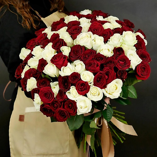 

БУКЕТ МАРКЕТ ДАРИТЕ С УДОВОЛЬСТВИЕМ Букет из 101 красной и белой розы с лентой Россия 60 см., Букет из 101 красной и белой розы с лентой Россия 60 см.