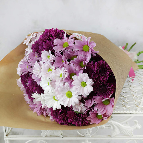 

БУКЕТ МАРКЕТ ДАРИТЕ С УДОВОЛЬСТВИЕМ Букет из 15 кустовых хризантем в крафте, Букет из 15 кустовых хризантем в крафте